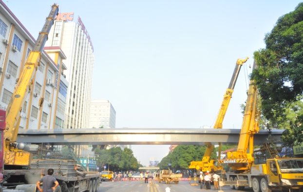 早上出门，市民惊喜地发现星湖路上横空多出了两座30多米长的天桥