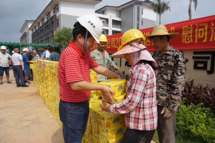 1528264576303374.jpg 岑廷义为一线工友发放慰问品.jpg