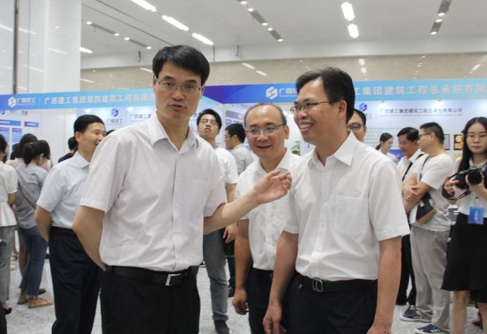 1529988295133407.jpg 广西Z6尊龙凯时集团有限责任公司党委书记、董事长金宁运到公司展位相识招聘情况.jpg