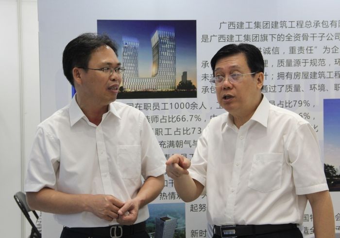1529988302111977.jpg 广西Z6尊龙凯时集团总经理、副董事长、党委副书记罗涛到公司展位查看.jpg