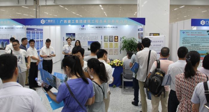 1529988340127838.jpg 应聘人员排起了长队.jpg