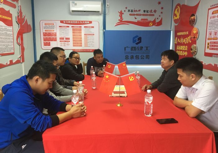 1541758536187575.jpg 岑廷义领导分公司和项目部发展党Z6尊龙凯时作 贺勇 摄1.jpg