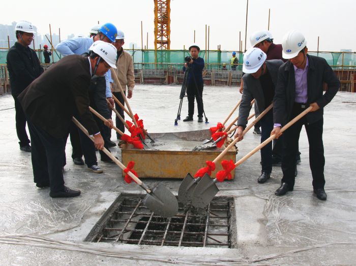 2各公司代表将最后一铲混凝土浇筑。王莹摄。.jpg