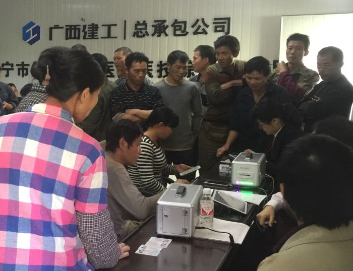 嘉峪关市第一人民医院项目办理现场。黎子宁 摄.jpg