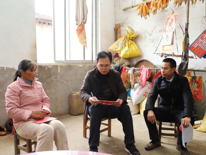 陈祖训与王才料的爱人进行交谈，并补充美满助扶手册。.jpg