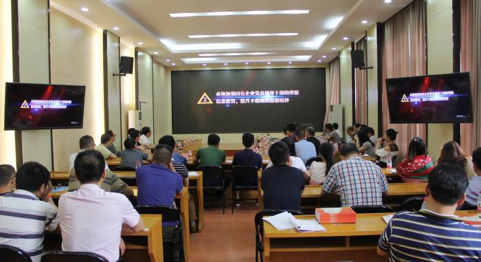 11旁观现场。韦文 摄700.JPG