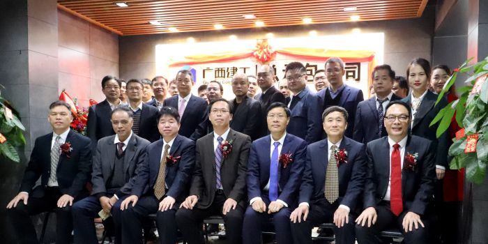 公司在家辅导与各单元代表合影留想。王平顶山 摄.jpg