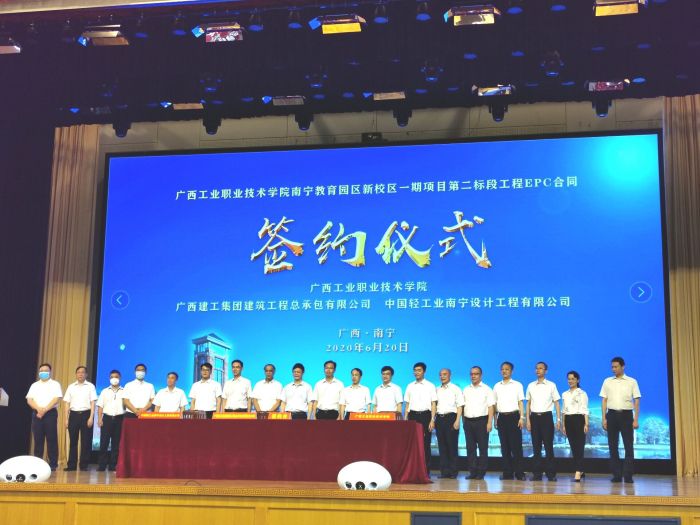 签约合影。 王瑾贞 摄.jpg