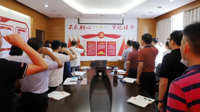 沉温入党誓词。谭龙摄.jpg