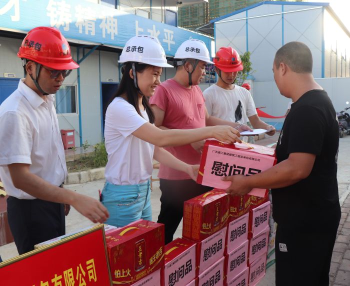 发放慰问品。 杨俊峰 摄.jpg