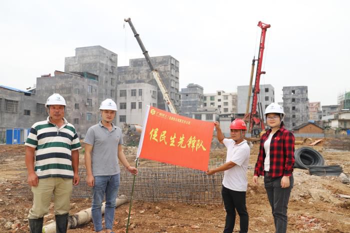 5.1授旗现场。侯健杰 摄 (2)700.JPG
