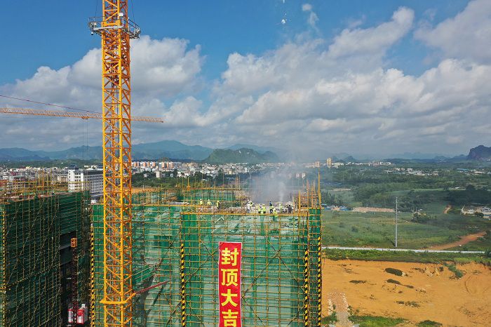 封顶照片。卢瑞阳 摄.JPG