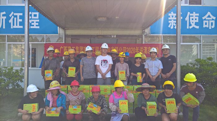 西宁高中项目部慰问现场。 刘华山 摄.jpg