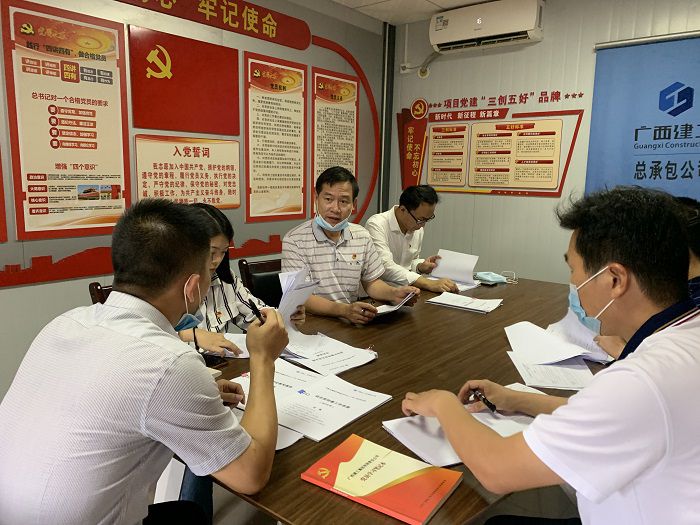 查抄组查抄资料。 刘萌萌 摄.jpg