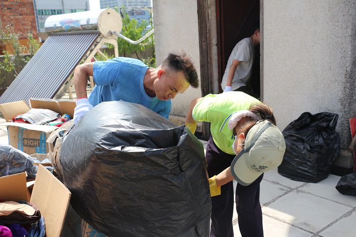 收运垃圾。刘萌萌 摄.JPG