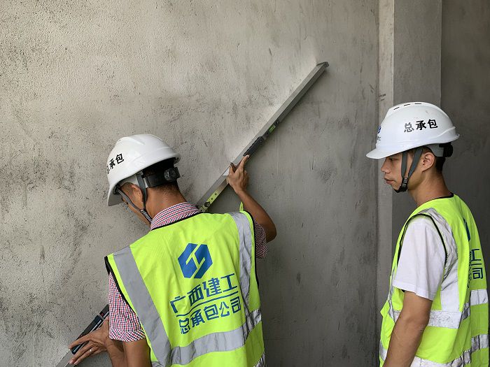 现场知识技术领导。梁宗吕 摄.jpg