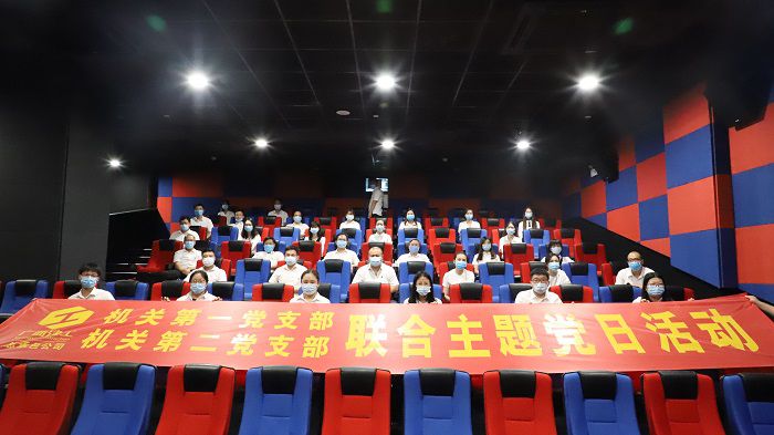 6号厅观影人员合影。李立云 摄.JPG