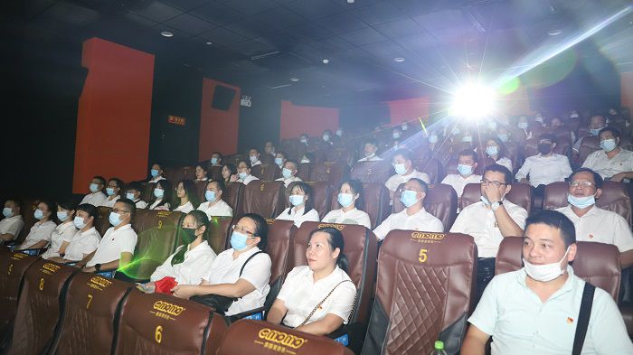 5号厅观影人员合影。邓灿滨 摄.JPG