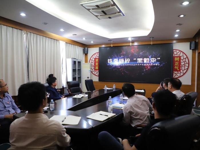 旁观警示教育片。韦文 摄.jpg