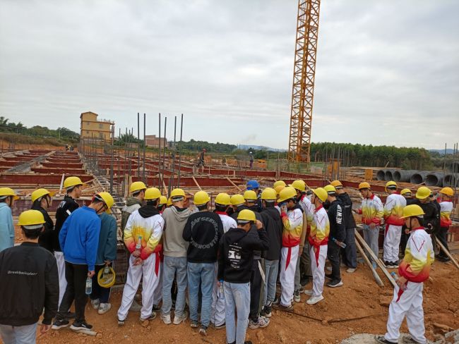 学生观摩进建现场。龙兆开 摄.jpg