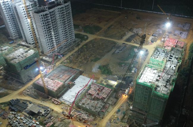 A地块夜间多个楼栋同时浇筑混凝土。卢瑞阳 摄.jpg