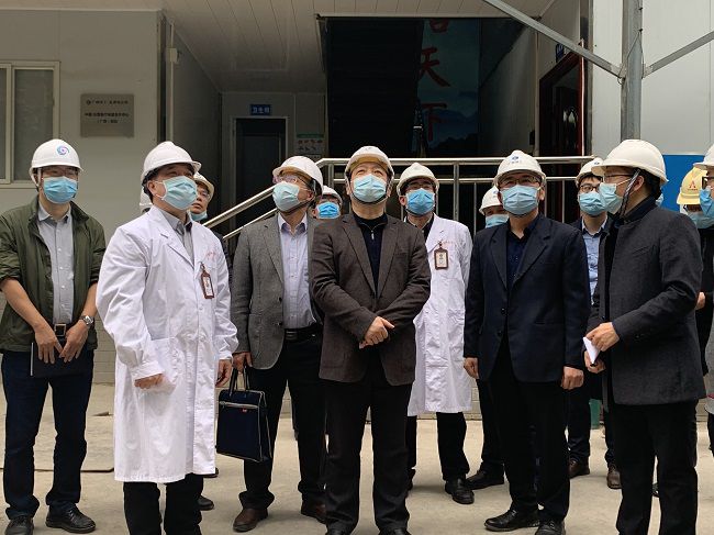 视察项目现场；畦￡ 摄（建图）.jpg