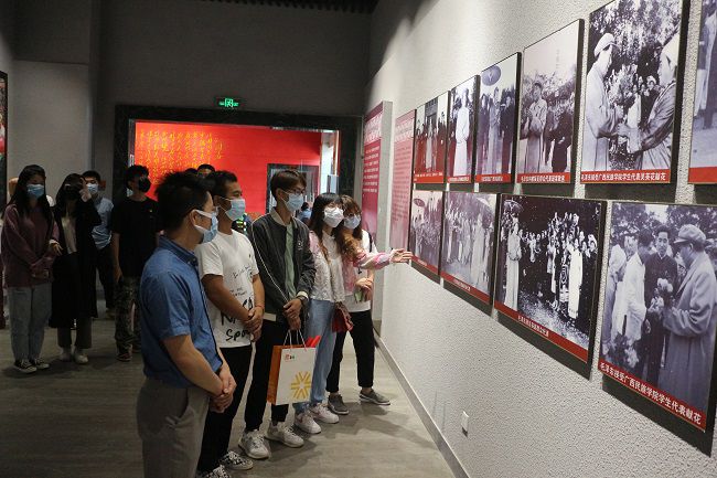 参观进建现场。张钊林 摄（建图）.jpg