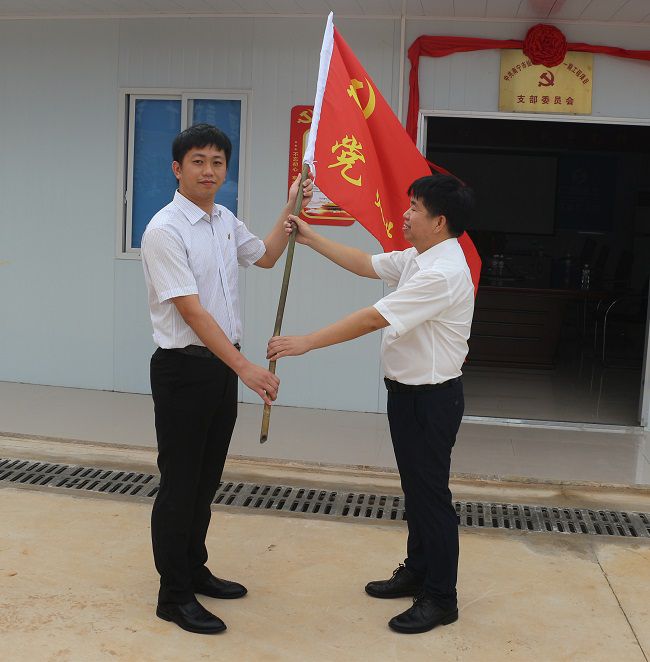 授旗典礼。张钊林 摄（建图）.jpg