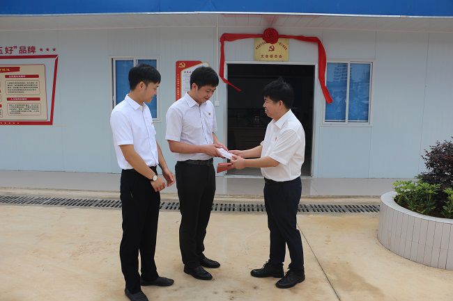 赠送红色书籍。张钊林 摄（建图）.jpg