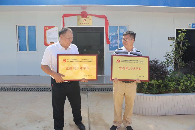 互赠牌匾。张钊林 摄（建图）.jpg