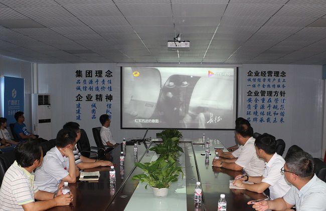主题党日活动观影现场。张钊林 摄（建图）.jpg