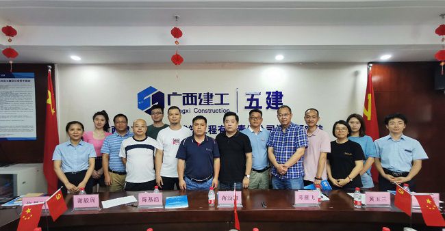 双方合影留想。五建设计钻研院供图（建图）.jpg