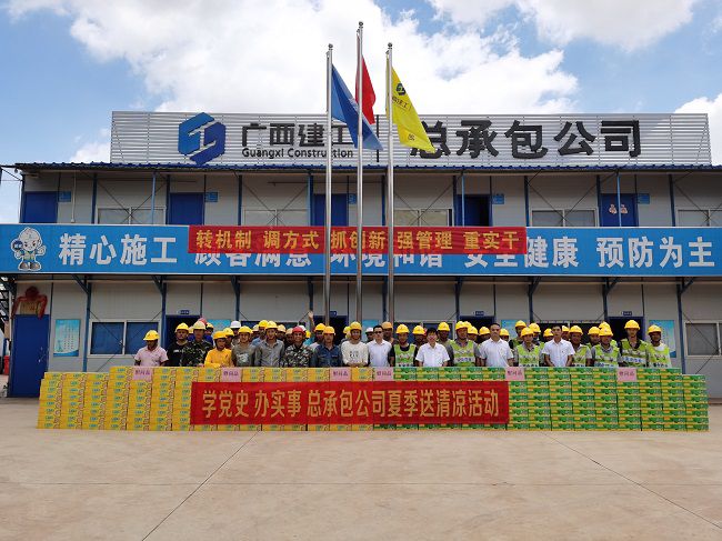 送清冷活动。韦文 摄（建图）.jpg