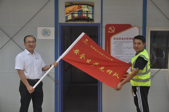 授旗现场。王瑾贞 摄（建图）.jpg