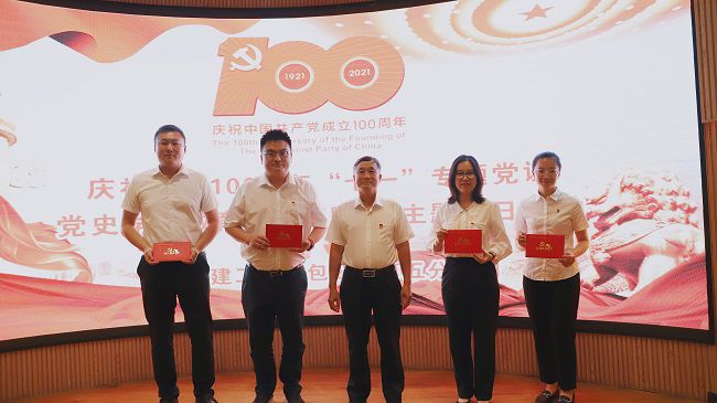 赠送政治生日贺卡合影。卢勤 摄（建图）.jpg