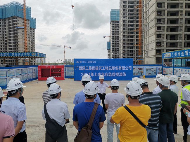 张强在演练前做批示；票ι 摄（建图）.jpg