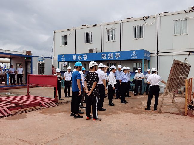 孙大光在听取项目情况汇报。祁建强 摄（建图）.jpg