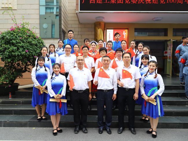 辅导与演职人员合影。李立云 摄.jpg