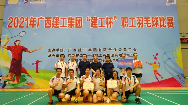 集团辅导与公司球队合影.jpg