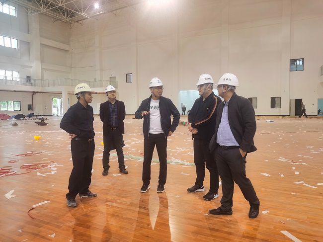 现场领导工作。刘博群 摄（建图）.jpg