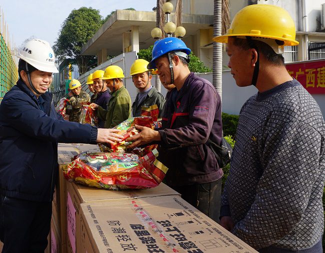 （建图）为一线工人发放慰问品。谢微旋 摄_副本.jpg