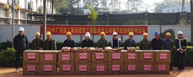 （建图）与一线工人合影。谢微旋 摄.jpg