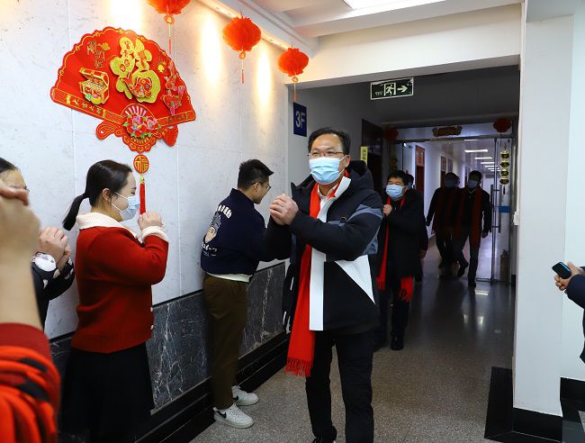 1646035835398603.jpg 公司辅导给总部员工拜年.jpg