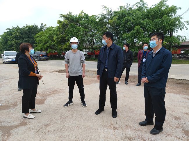 秦义敏（右二）在项目视察领导工作。梁凯 摄(建图）.jpg