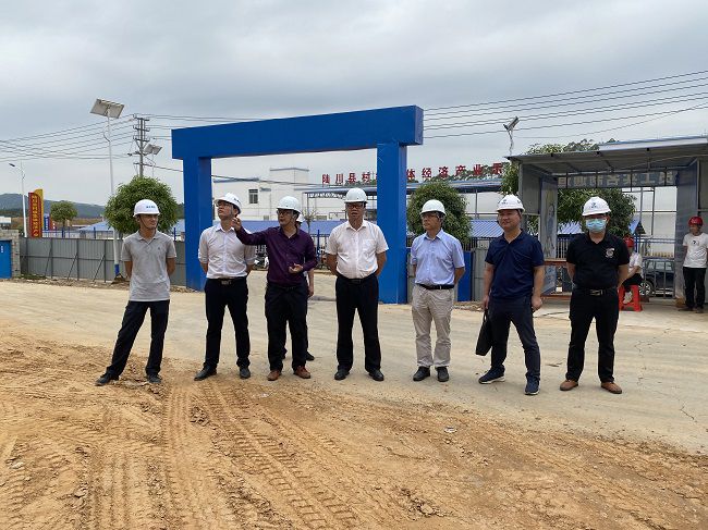 蔡桂全（右四）在项目查抄。廖益通 摄（建图）.jpg