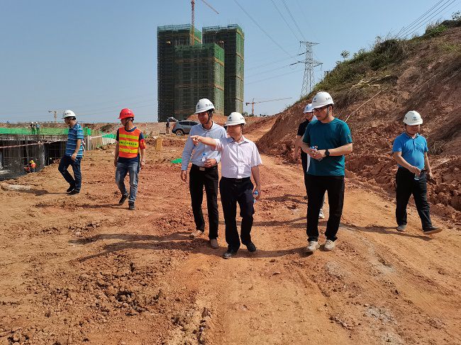 到直属分公司大派河项目查抄。梁海燕 摄（建图）.jpg
