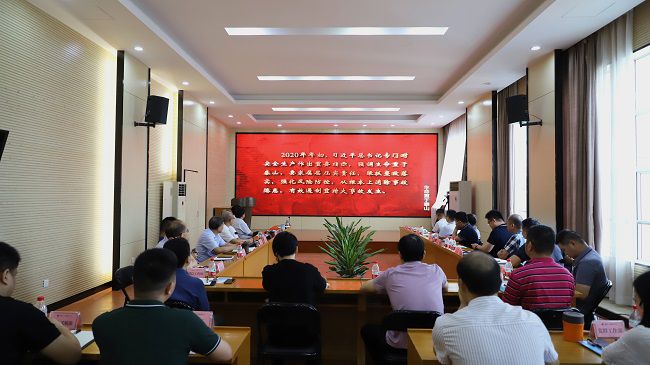 集中旁观《性命沉于泰山》教育宣传片。 郑诗宝 摄（建）.jpg