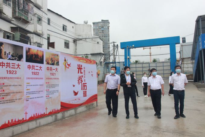 参观“红色长廊”。邓灿滨 摄（建图）.jpg