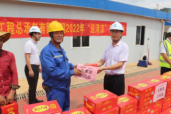 发放慰问品。张钊林 摄（建图）.jpg