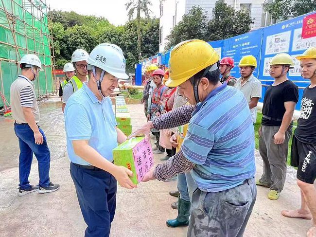 岑廷义为一线工人发放清冷饮品。 谢秋云 摄（650图）.jpg